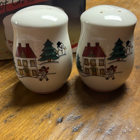 The joy of Christmas vintage salt and pepper shakers - Picture 2 of 2